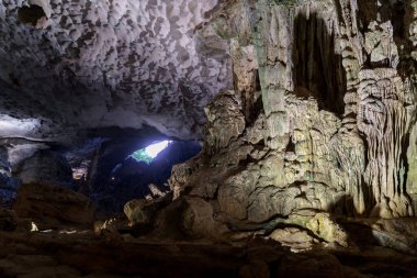 Mağara girişine yakın derin karanlık içinde. Taş taş dağ yeraltı. Ha uzun Vietnam doğa arka plan