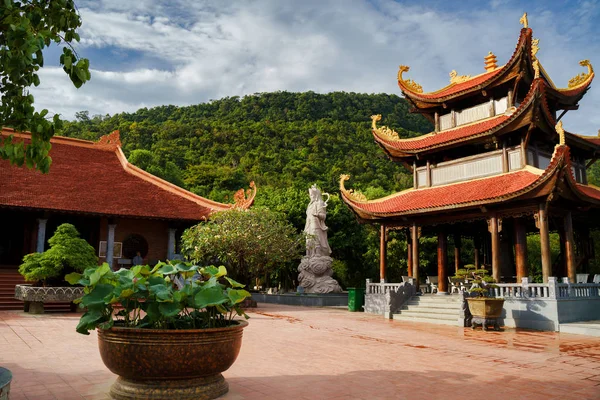 Vietnam seyahat. Ho Quoc Pagoda Phu Quoc Adası'nda. Güzel ünlü dönüm noktası Budizm Tapınağı