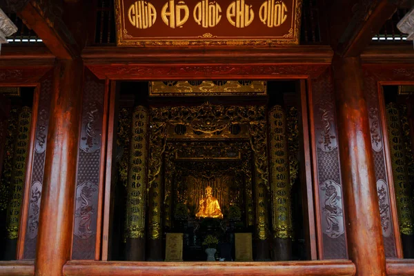 越南旅行 位于富国岛的何国角宝塔 寺庙内的金佛像 — 图库照片