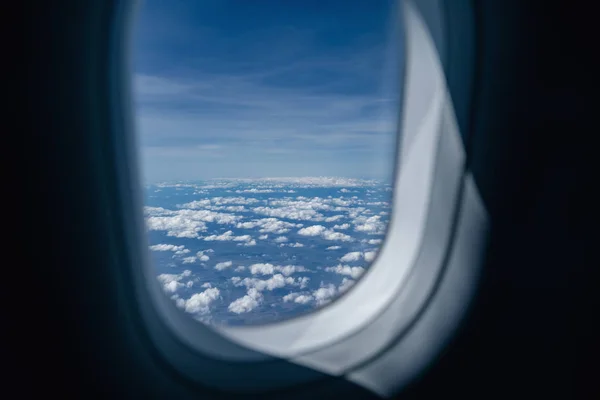 Uçak Penceresinden Görüntüleyin Hava Manzara Bulutlar Üzerinde Uçan — Stok fotoğraf
