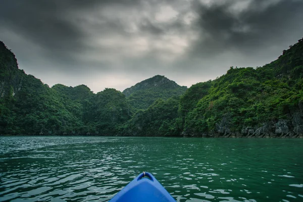 Ha Long Bay Vietnam Kayak. Ünlü seyahat doğa hedef. Yeşil dağların Halong, su ortamındaki
