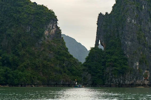 Лонг Бэй Вьетнам Знаменитая Туристическая Природа Зеленые Горы Воде Ландшафт — стоковое фото
