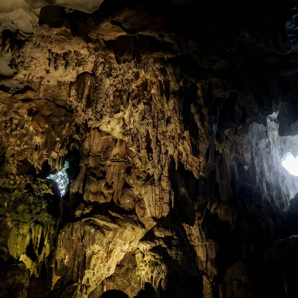 Jaskinia Głęboko Ciemny Środku Pobliżu Wejścia Underground Kamień Skały Góry — Zdjęcie stockowe