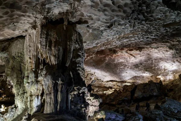 深い暗闇の中の洞窟します 石岩山の地下 長いベトナム 自然の背景 — ストック写真