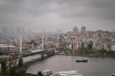 Istanbul, Türkiye'ye hava panorama görünüm. Boğaz üzerinde dramatik gökyüzü