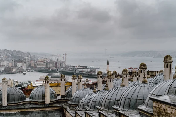 Légi panorámás kilátást Isztambul, Törökország. Drámai ég alatt Boszporusz — Stock Fotó