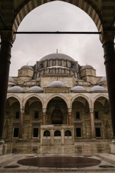 雨の日にトルコのイスタンブールでスレイマニエ ・ モスク — ストック写真