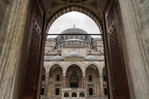 雨の日にトルコのイスタンブールでスレイマニエ ・ モスク — ストック写真
