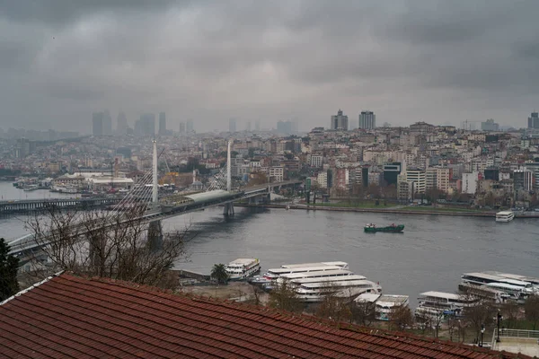 Légi panorámás kilátást Isztambul, Törökország. Drámai ég alatt Boszporusz — Stock Fotó