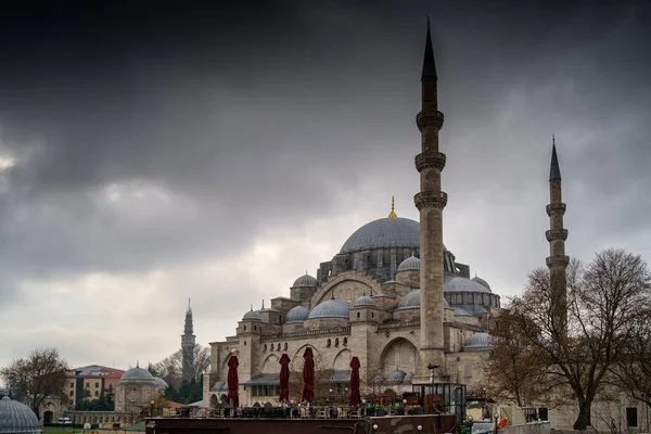 雨の日にトルコのイスタンブールでスレイマニエ ・ モスク — ストック写真