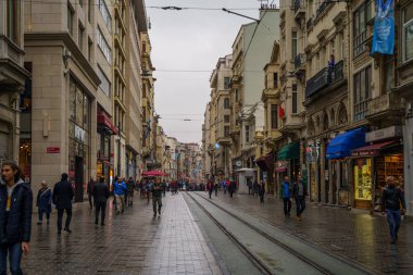 Yerel insanlar uyanma yağmurlu bir gün Istiklal Caddesi ya da Istiklal Caddesi'nde eski şehir bölgesi, Istanbul, Türkiye