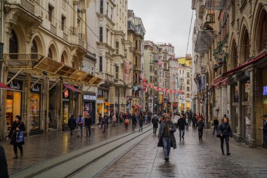 Yerel insanlar uyanma yağmurlu bir gün Istiklal Caddesi ya da Istiklal Caddesi'nde eski şehir bölgesi, Istanbul, Türkiye