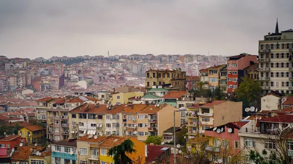 Letecké panorama pohled do Istanbulu v Turecku. Dramatické nebe nad městem — Stock fotografie