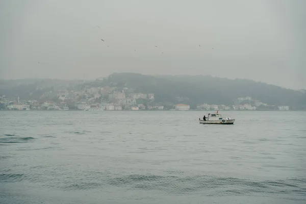 Horgászcsónak Boszporusz Isztambul Ortakoy negyed közelében. Drámai sky-víz felett — Stock Fotó
