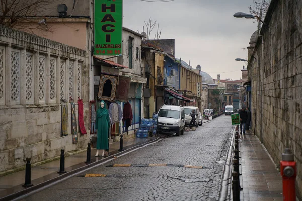 Lokale mensen zijn wakker op de smalle straatjes van de oude stadswijk in Istanboel, Turkije op regenachtige dag — Stockfoto