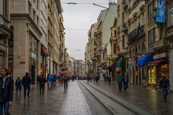 Einheimische wachen an der istiklal Allee oder istiklal Straße in der Altstadt von Istanbul, Türkei bei Regen — Stockfoto