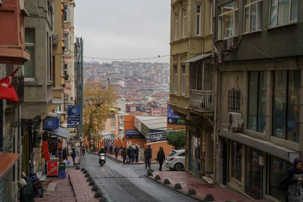 Helyi emberek elkezdtetek a szűk utcák a régi városrészben, Isztambul, Törökország, esős napon — Stock Fotó