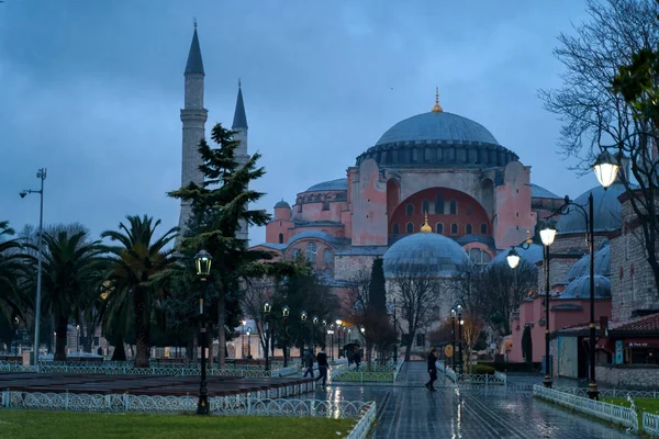 Hagia Sophia (Ayasofya) Mosque in the early morning in Istanbul. Church of the Holy Wisdom — Stock Photo, Image