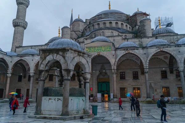 スルタンアフメト ・ モスク (ブルーモスク) の観光客の訪問者が中に歩いています。イスタンブール、トルコ — ストック写真