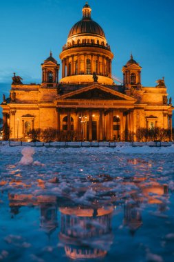 Saint Isaac's Cathedral St. Petersburg şehrinde alacakaranlık