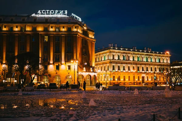 Санкт-Петербург, Російська Федерація - 08 березня 2019: Місцеві люди йдуть на Ісаакіївський площі вночі — стокове фото