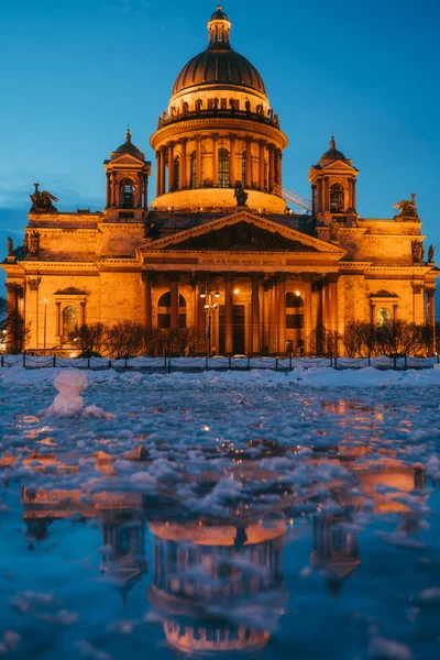 Ісаакіївський собор у Санкт-Петербурзі місто в сутінки — стокове фото