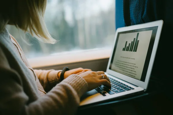 Digitando utilizzando il computer portatile nel treno. Viaggi di lavoro — Foto Stock