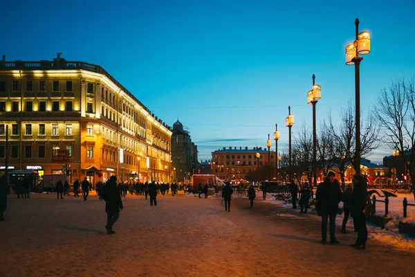 Санкт-Петербург, Російська Федерація - 06 березня 2019: Місцеві люди йдуть на Сінна площа в Санкт-Петербурзі місто у сутінків — стокове фото
