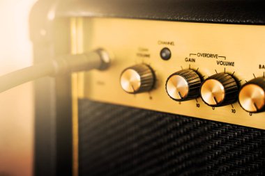 Gitar elektrik amplifikatör. Rock müzik overdrive etkisi. Max kadar ses kontrol düğmesi. Sığ derinlik-in tarla
