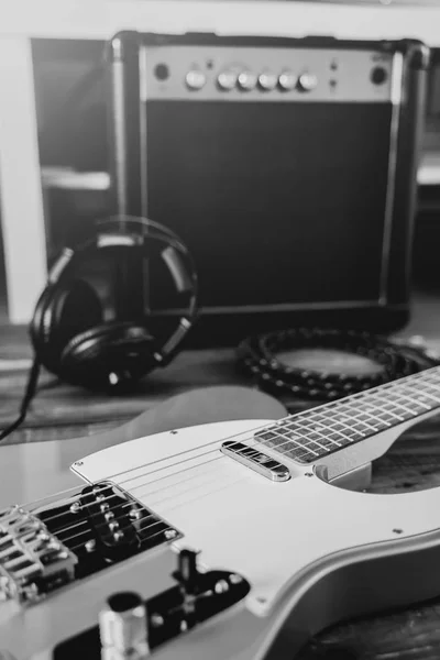 ギターの電気ロックの背景。ヘッドフォン、ケーブル ジャックとアンプ。浅い被写し界深度 — ストック写真