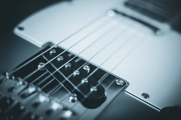 Fondo de rock eléctrico de guitarra. Recogida de bobina simple primer plano, poca profundidad de campo. Filtro tonificado azul — Foto de Stock