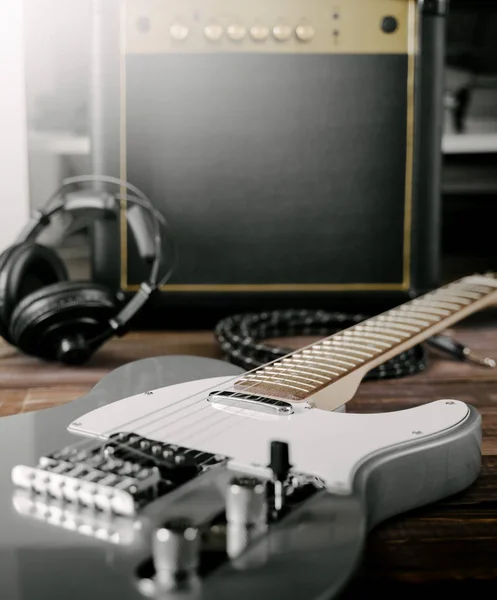 Κιθάρα ηλεκτρική ροκ υπόβαθρο. Ακουστικά, καλώδιο jack και ενισχυτή. Ρηχό βάθος πεδίου — Φωτογραφία Αρχείου