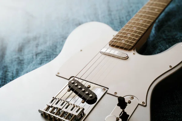 Guitarra fundo rocha elétrica. Fechar, profundidade de campo rasa — Fotografia de Stock