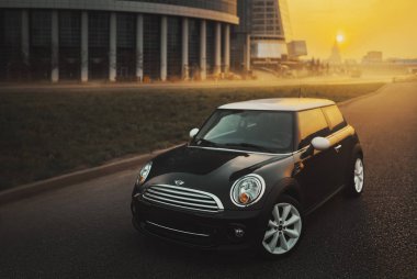 Mini Cooper araba International Business Center Moskova-city ofis binaları yakınında park edilmiştir