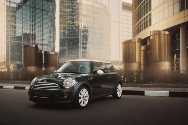 MINI Cooper coche está aparcado cerca de edificios de oficinas en el Centro Internacional de Negocios Moscú-ciudad — Foto de Stock