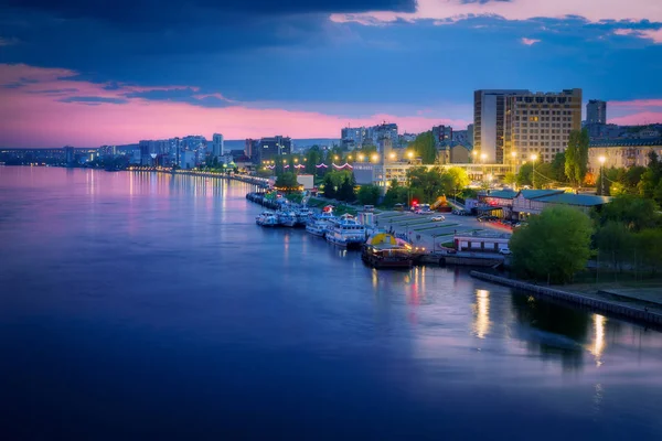Město Saratov při západu slunce, panoramatický výhled do přístaviště na řece Volga. Rusko — Stock fotografie
