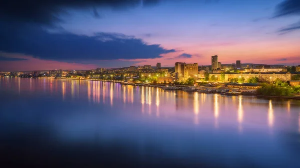 Saratov horizonte de la ciudad al atardecer, vista panorámica para muelle desde el puente sobre el río Volga. Rusia —  Fotos de Stock