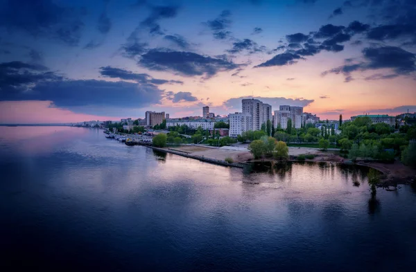 Die Skyline der Stadt Saratow bei Sonnenuntergang, Blick von der Brücke über die Wolga auf den Kai. Russland — Stockfoto