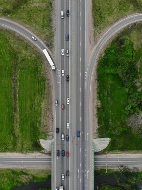 Karayolu karayolu, araç kırsal trafik drone havadan üst görünümü