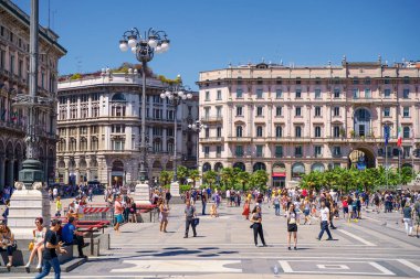 Milano, İtalya - 16 Haziran 2019: İtalya'nın Milano şehrindeki Piazza del Duomo meydanında insanlar yürüyor