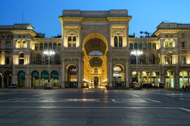 Milano, İtalya - 17 Haziran 2019: Galleria Vittorio Emanuele Ii'nin dış cephesi sabahın erken saatlerinde Milano şehrinde, İtalya