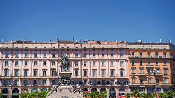 Milán, Itálie-16. červen 2019: Vittorio Emanuele II památník na Piazza del Duomo Square v Miláně, Itálie — Stock fotografie