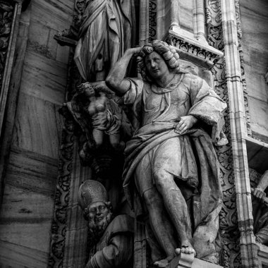 Milan Duomo katedral detayları yakın, İtalya. Siyah beyaz tonlama