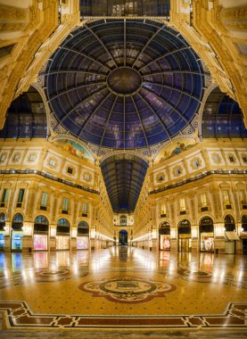 Milano şehir, İtalya gece Galleria Vittorio Emanuele Ii iç