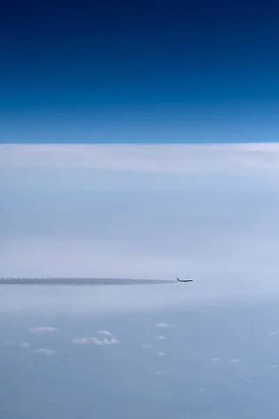 Vue aérienne depuis la fenêtre de l'avion de jour — Photo
