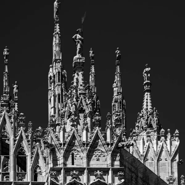 Detalhes da catedral de Milão Duomo de perto, Itália. Tonificação em preto e branco — Fotografia de Stock