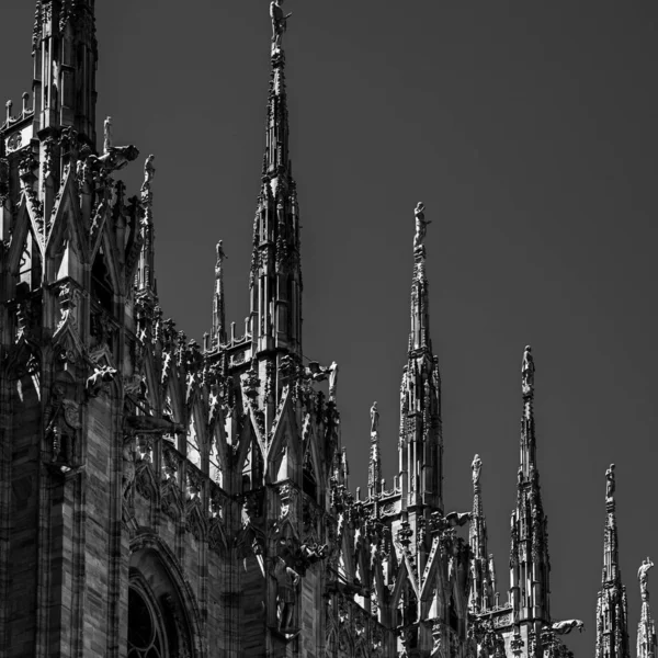 Milan Duomo szczegóły katedry w pobliżu, Włochy. Tonowanie czarno-białe — Zdjęcie stockowe