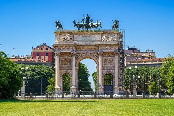 Arch míru (Arco Della Pace)-město v italském Miláně — Stock fotografie