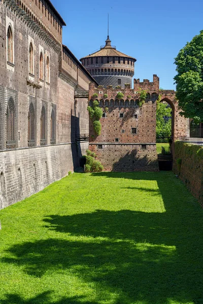 Замок Сфорца (Castello Sforzesco) в Милане, Италия — стоковое фото