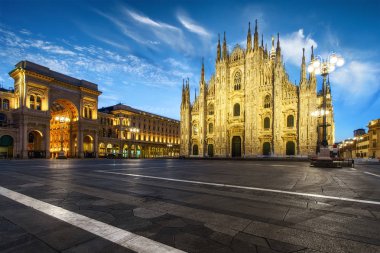 Milano Piazza del Duomo meydanı. Şehir merkezi alacakaranlıkta aydınlatıldı